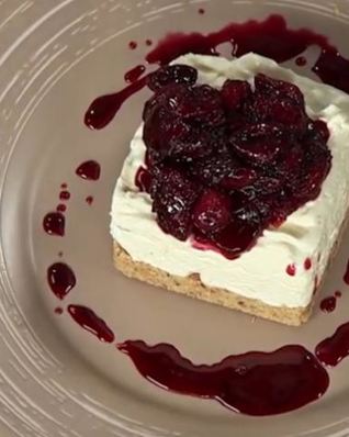 Домашний чизкейк с соусом фламбе из вишни