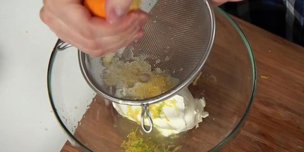 домашний чизкейк с соусом фламбе из вишни