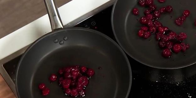 домашний чизкейк с соусом фламбе из вишни