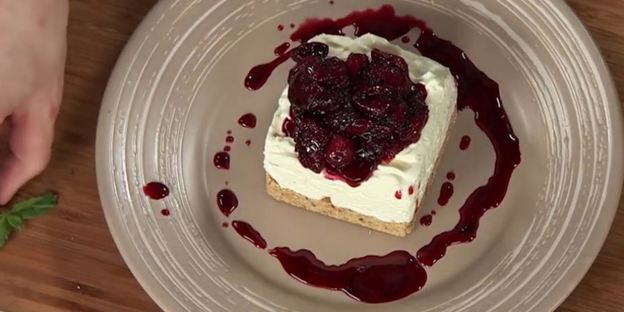 домашний чизкейк с соусом фламбе из вишни