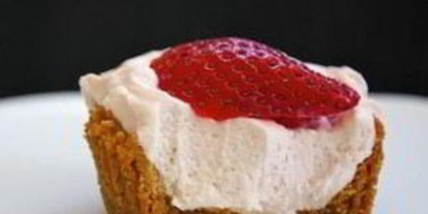 мини-чизкейки с клубникой