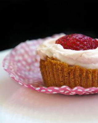 Мини-чизкейки с крекером и клубникой