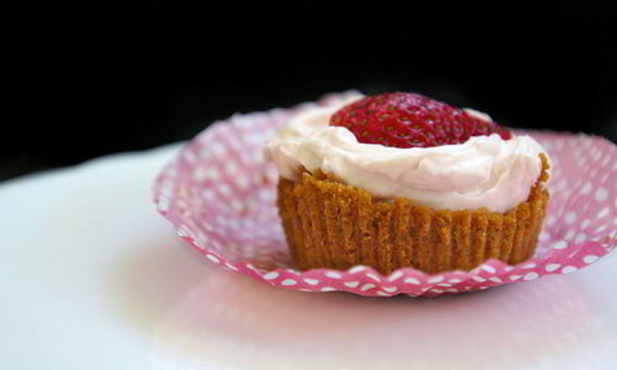 Рецепт мини-чизкейков с крекером и клубникой