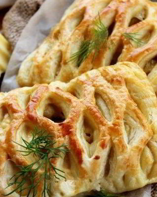 Дрожжевые слойки с курицей и сыром