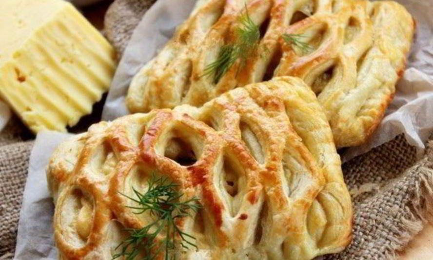 Рецепт дрожжевых слоек с курицей и сыром