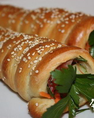 Дрожжевые трубочки фаршированные салатом