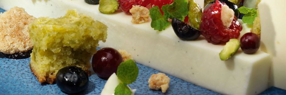 Йогуртовое желе с фисташковым кексом и ягодами