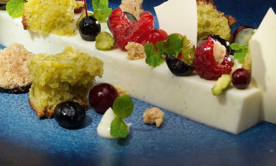 Рецепт йогуртового желе с фисташковым кексом и ягодами