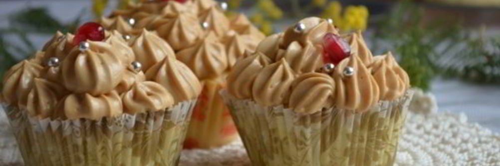 Капкейки с карамельно-сливочным кремом и орехами