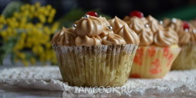 капкейки с карамельно-сливочным кремом и орехами