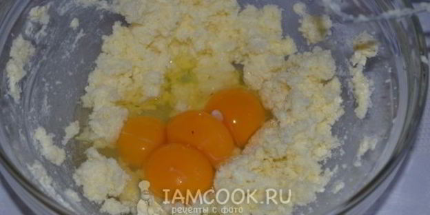 капкейки с карамельно-сливочным кремом и орехами