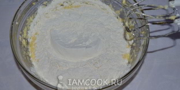 капкейки с карамельно-сливочным кремом и орехами