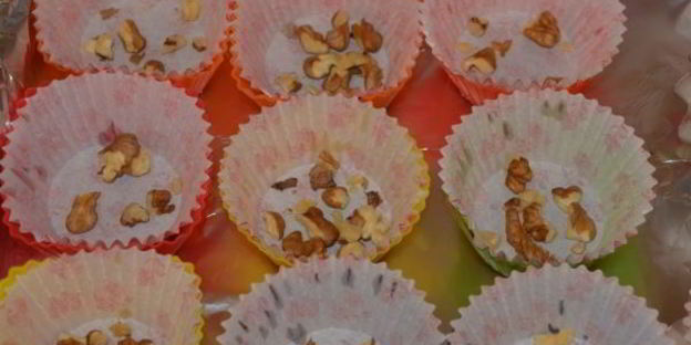 капкейки с карамельно-сливочным кремом и орехами