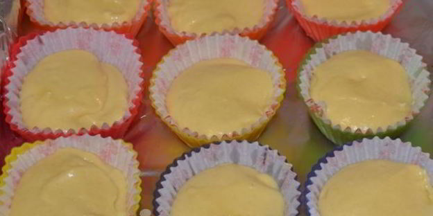 капкейки с карамельно-сливочным кремом и орехами