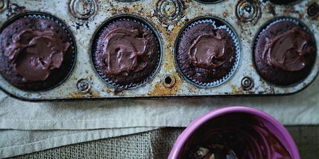 капкейки с шоколадной начинкой внутри и с кремом
