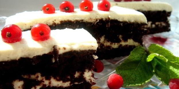 кекс с кремом и фруктами