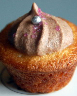 Кексики с сиропом и шоколадным кремом