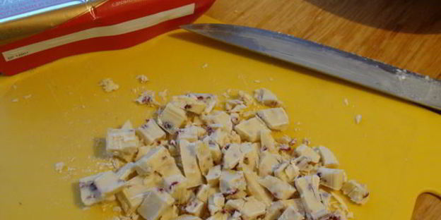 кексы из белого шоколада и вяленых мандарин