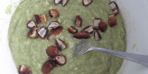 кексы постные из авокадо с финиками