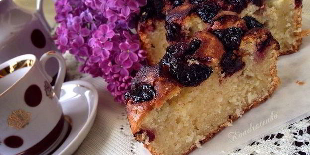 кокосовый кекс с вишней