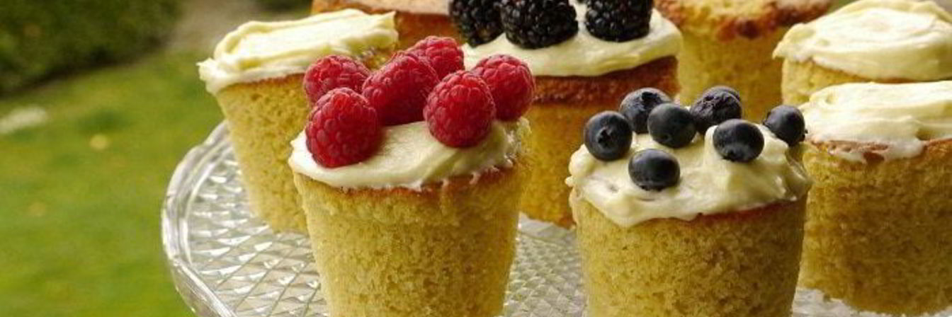 Кокосовые капкейки со свежими ягодами