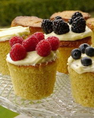 Кокосовые капкейки со свежими ягодами