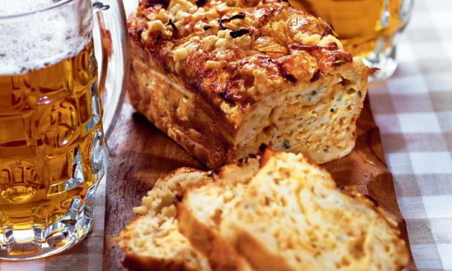 Рецепт лукового кекса с сыром