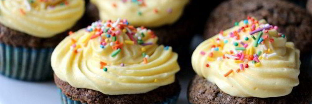 Маковые капкейки с изюмом и сливочным кремом