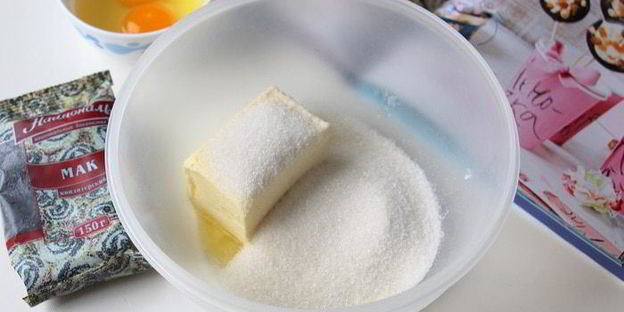 маковые капкейки с изюмом и сливочным кремом