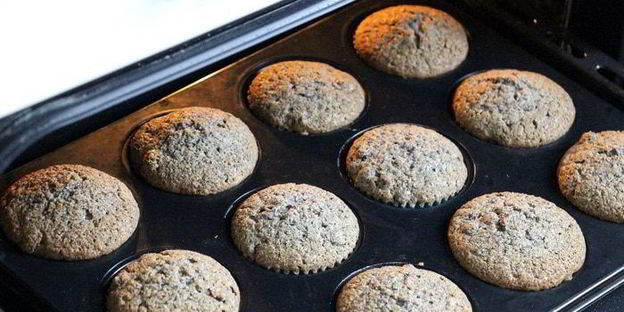 маковые капкейки с изюмом и сливочным кремом