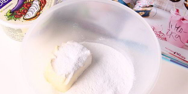 маковые капкейки с изюмом и сливочным кремом