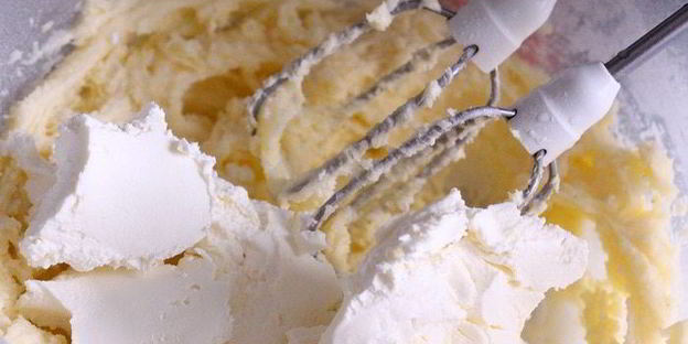 маковые капкейки с изюмом и сливочным кремом