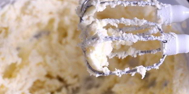 маковые капкейки с изюмом и сливочным кремом