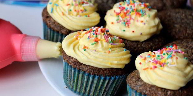 маковые капкейки с изюмом и сливочным кремом