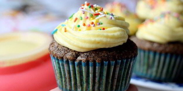 маковые капкейки с изюмом и сливочным кремом