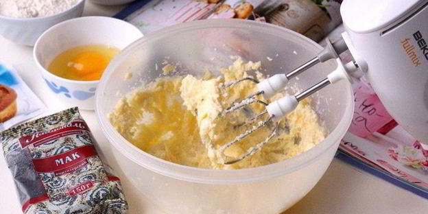 маковые капкейки с изюмом и сливочным кремом