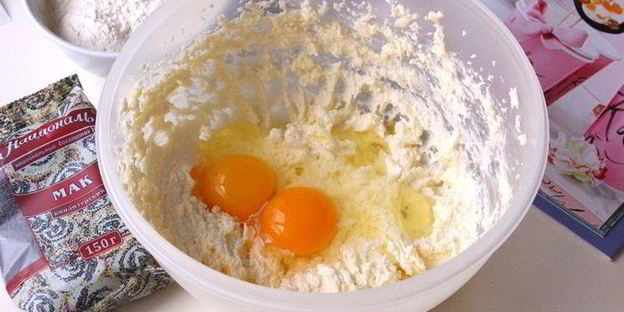 маковые капкейки с изюмом и сливочным кремом