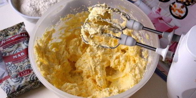 маковые капкейки с изюмом и сливочным кремом