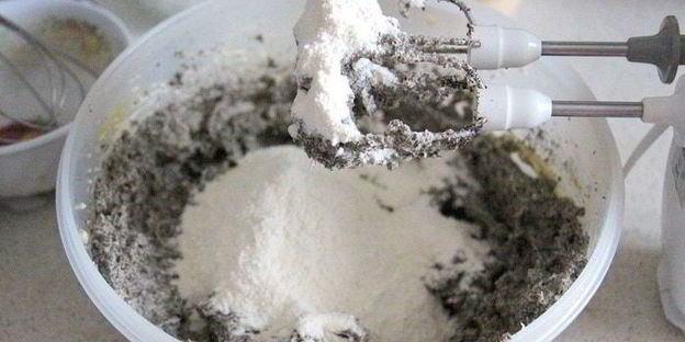 маковые капкейки с изюмом и сливочным кремом