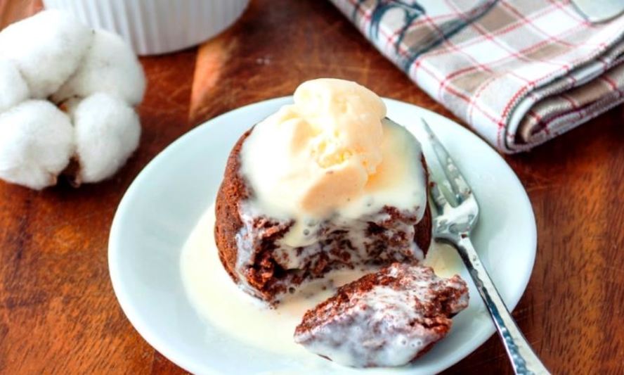 Рецепт шоколадного фондана с ванильным мороженым по госту