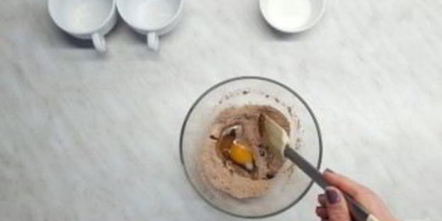 шоколадный кекс за 3 минуты в микроволновке