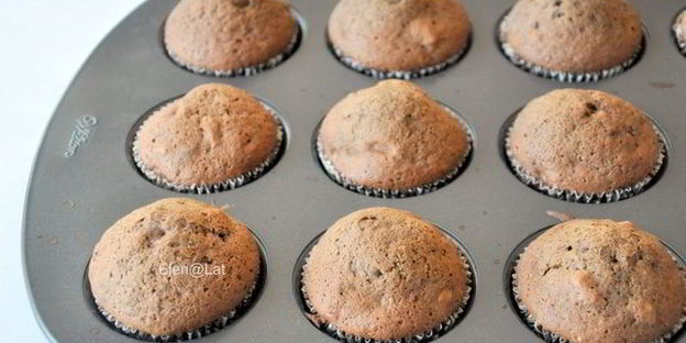 шоколадные капкейки с грецким орехом с кусочками шоколада