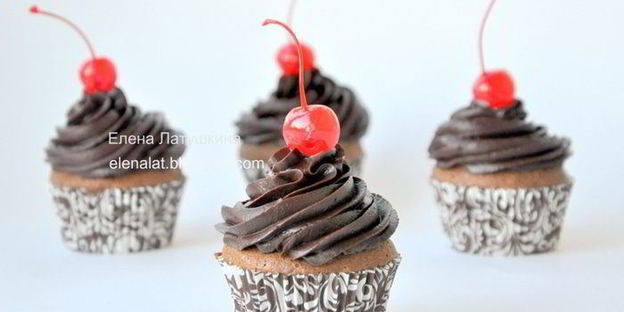 шоколадные капкейки с грецким орехом с кусочками шоколада