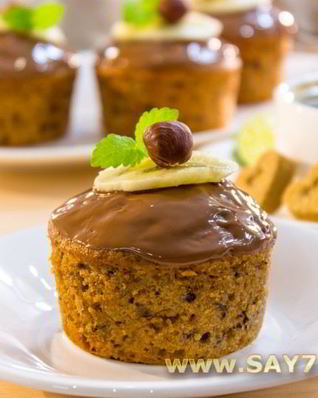 Шоколадные кексы с бананами и фундуком