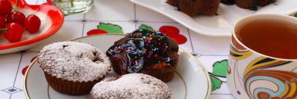 Шоколадные кексы с вишней