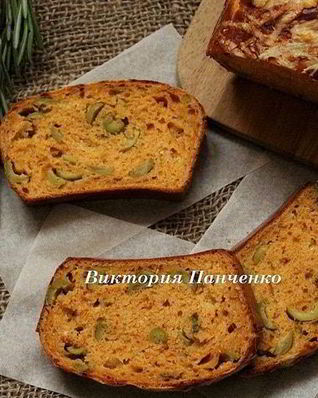 Закусочный кекс с оливками, пармезаном и розмарином