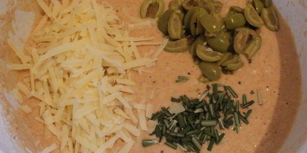закусочный кекс с оливками, пармезаном и розмарином
