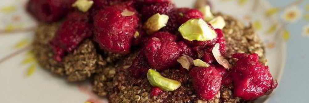 Галеты из отрубей с фисташками и малиновым сиропом