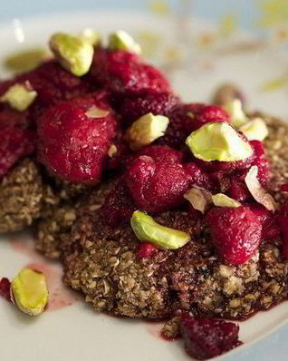 Галеты из отрубей с фисташками и малиновым сиропом