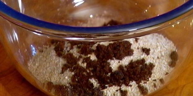 галеты из отрубей с фисташками и малиновым сиропом